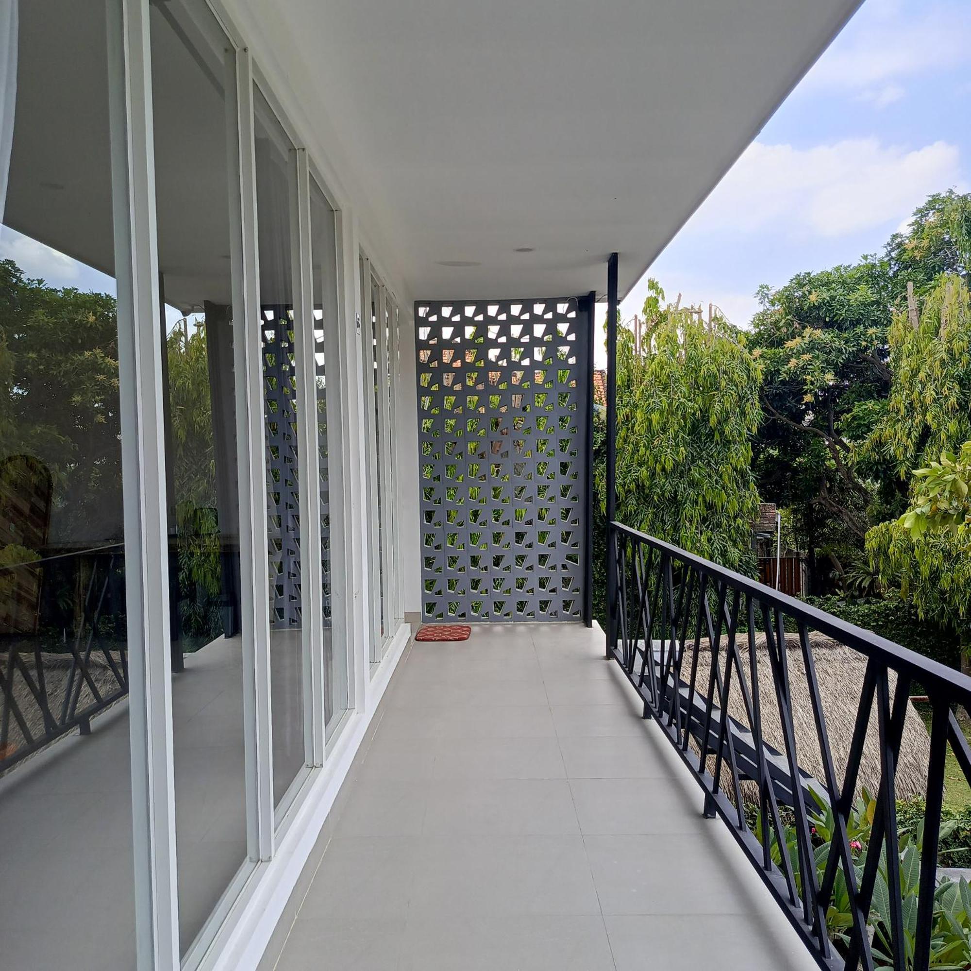 Zavana Rooms & Restaurant Tanjungkarang Esterno foto