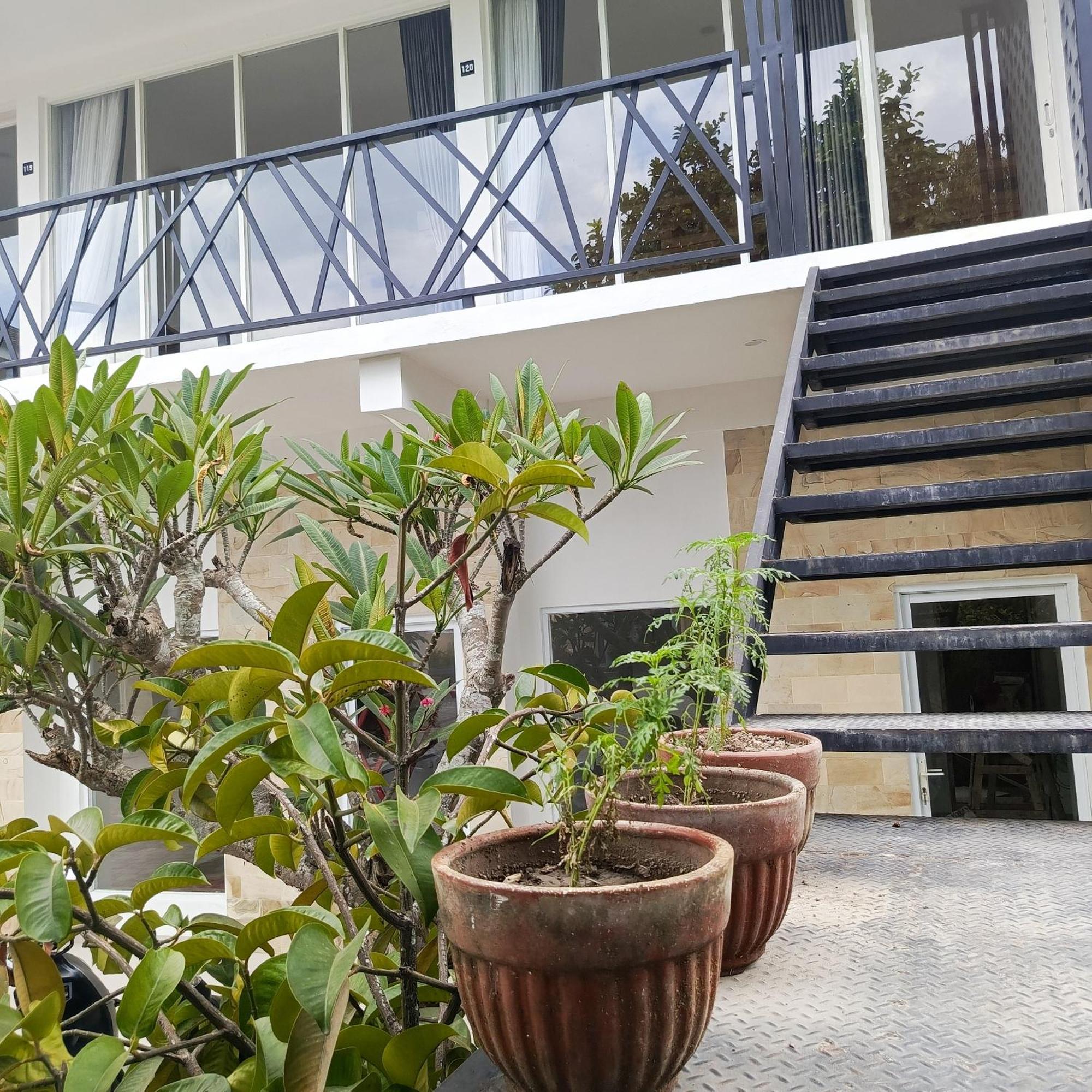 Zavana Rooms & Restaurant Tanjungkarang Esterno foto