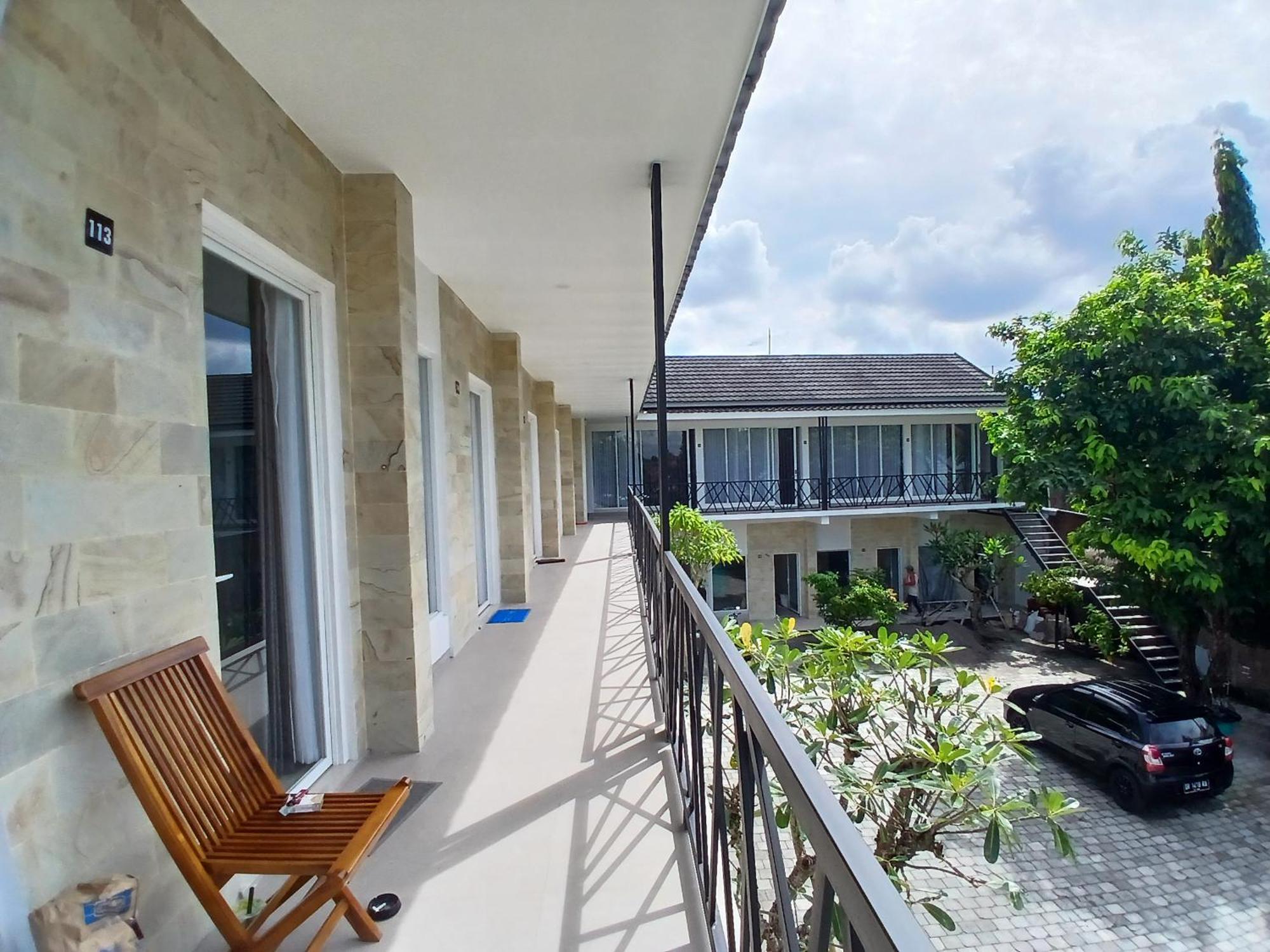Zavana Rooms & Restaurant Tanjungkarang Esterno foto