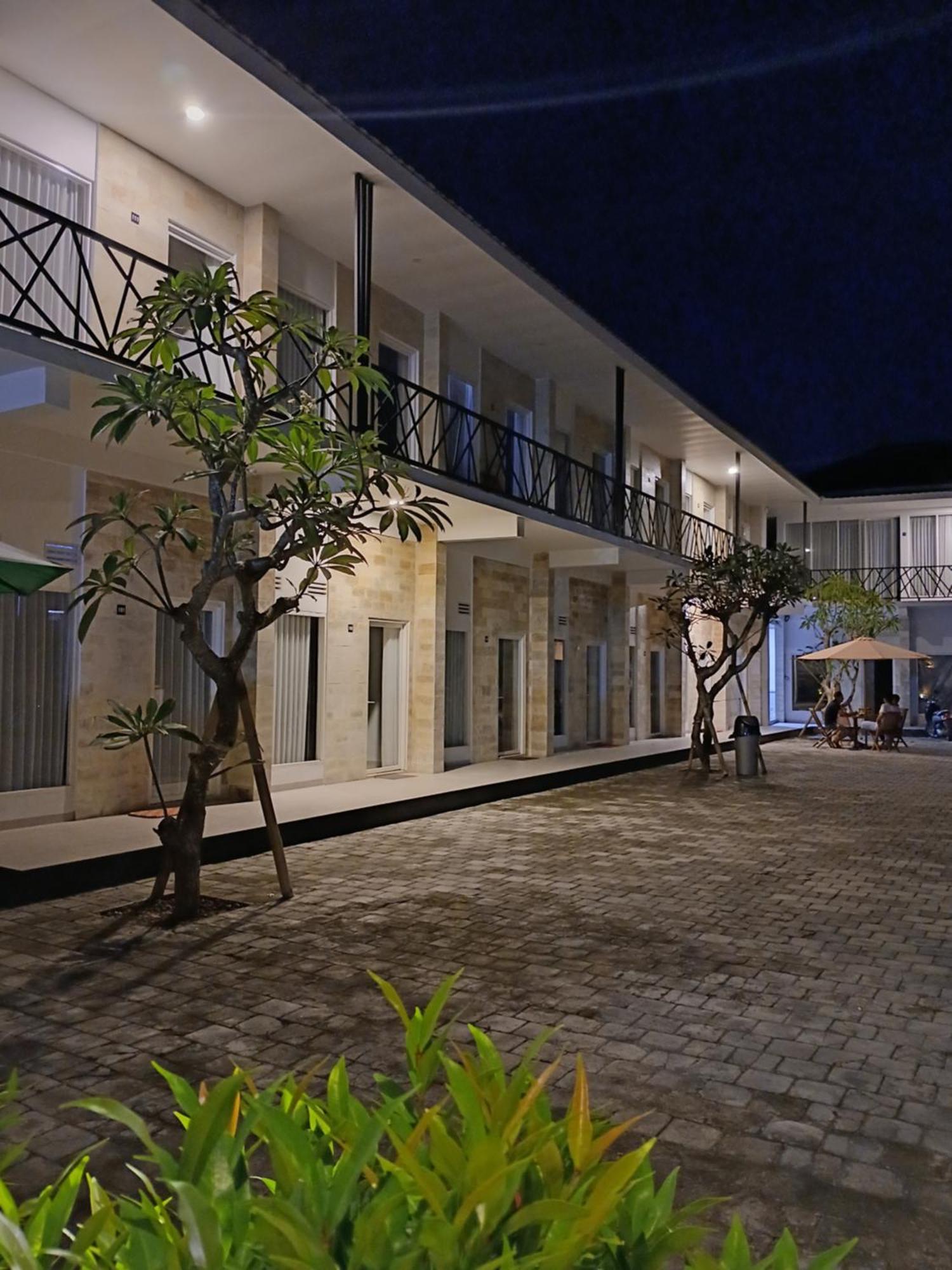 Zavana Rooms & Restaurant Tanjungkarang Esterno foto