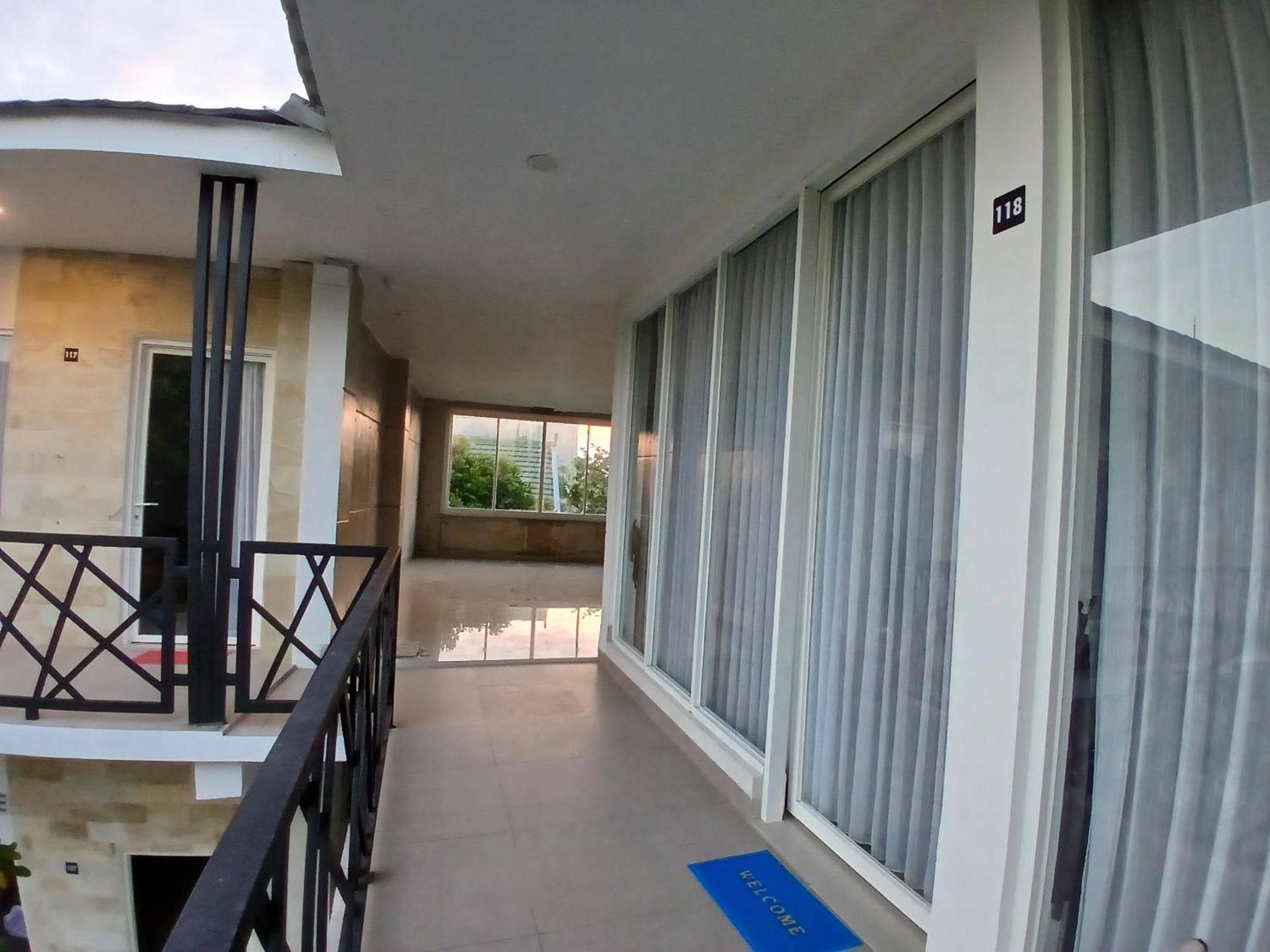 Zavana Rooms & Restaurant Tanjungkarang Esterno foto