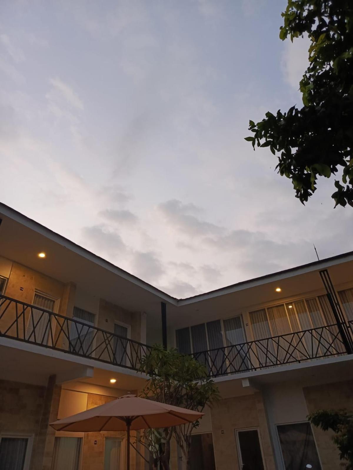 Zavana Rooms & Restaurant Tanjungkarang Esterno foto